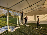 Opbouwen tent op sportpark 'Het Springer' (maandag 29 april 2024) (22/41)
